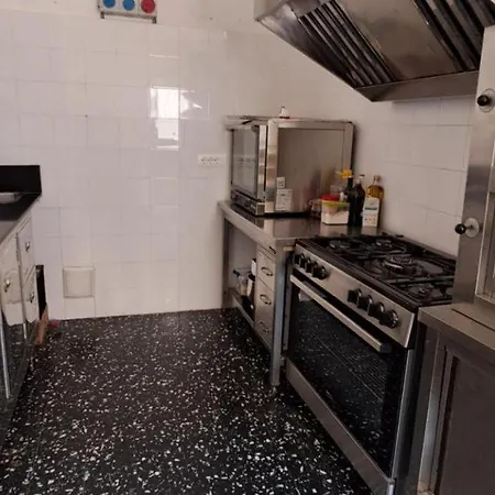 Desdemona House Pub Хостел Castellino Tanaro
